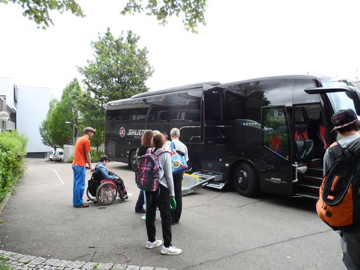 Mitarbeiter des Landratsamt Rems-Murr-Kreis begleiten eine Gruppe von Menschen mit Behinderung der Remstal Werkstätten beim Ausflug nach Welzheim.