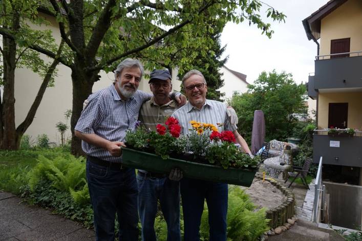 Mitarbeiter des Landratsamt Rems-Murr-Kreis beim Projekt „Balkonkästen bepflanzen“ in Schorndorf-Weiler