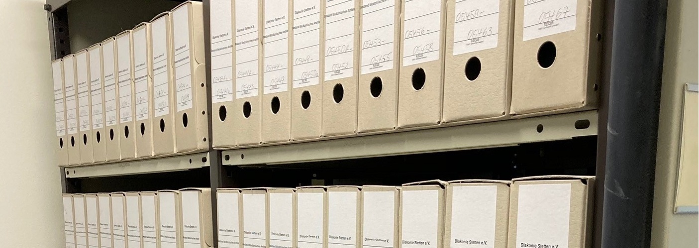 Ordner im historischen Archiv der Diakonie Stetten