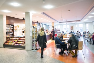 Theke und Gastraum des Café Entrée in Schorndorf.