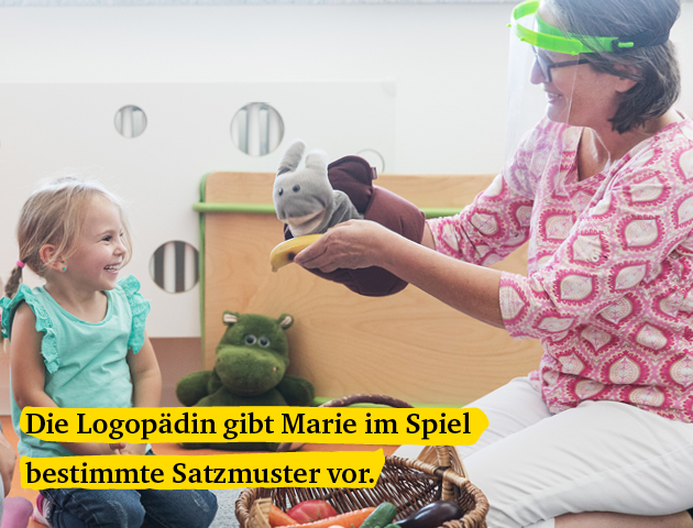 Die Logopädin gibt Marie im Spiel bestimmte Satzmuster vor. 