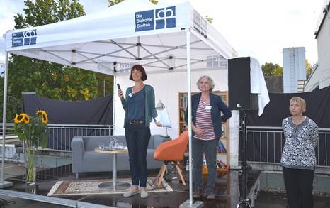 Claudia Vogt und Beate Fischer, die Organisatorinnen des Lese-Marathons und Poetry Slams, mit Moderatorin Martina Vollmer