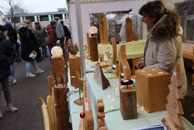 Adventsmarkt 2025 – Verkaufsstand mit Holzarbeiten Adventsmarkt 2025 – Verkaufsstand mit Holzarbeiten