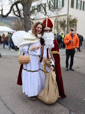 Adventsmarkt 2025 – „Engel“ und „Nikolaus“ auf dem Schlosshof Adventsmarkt 2025 – „Engel“ und „Nikolaus“ auf dem Schlosshof