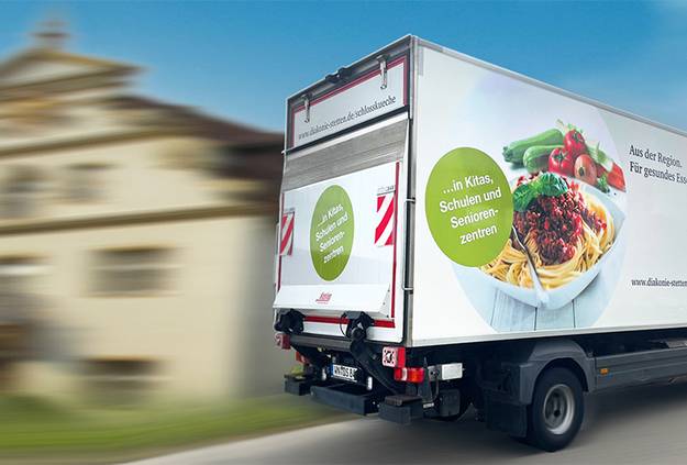 Ein LKW der Schlossküche vor dem Schloss