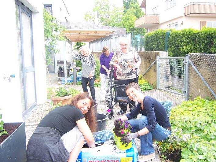 Mitarbeiterinnen des Landratsamt Rems-Murr-Kreis beim Projekt „Gartenarbeit und Blumenkästen bepflanzen“ in Waiblingen-Hegnach