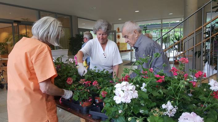 Mitarbeiter des Landratsamt Rems-Murr-Kreis beim Projekt „Gartenarbeit im Seniorenheim“ in Weinstadt-Endersbach