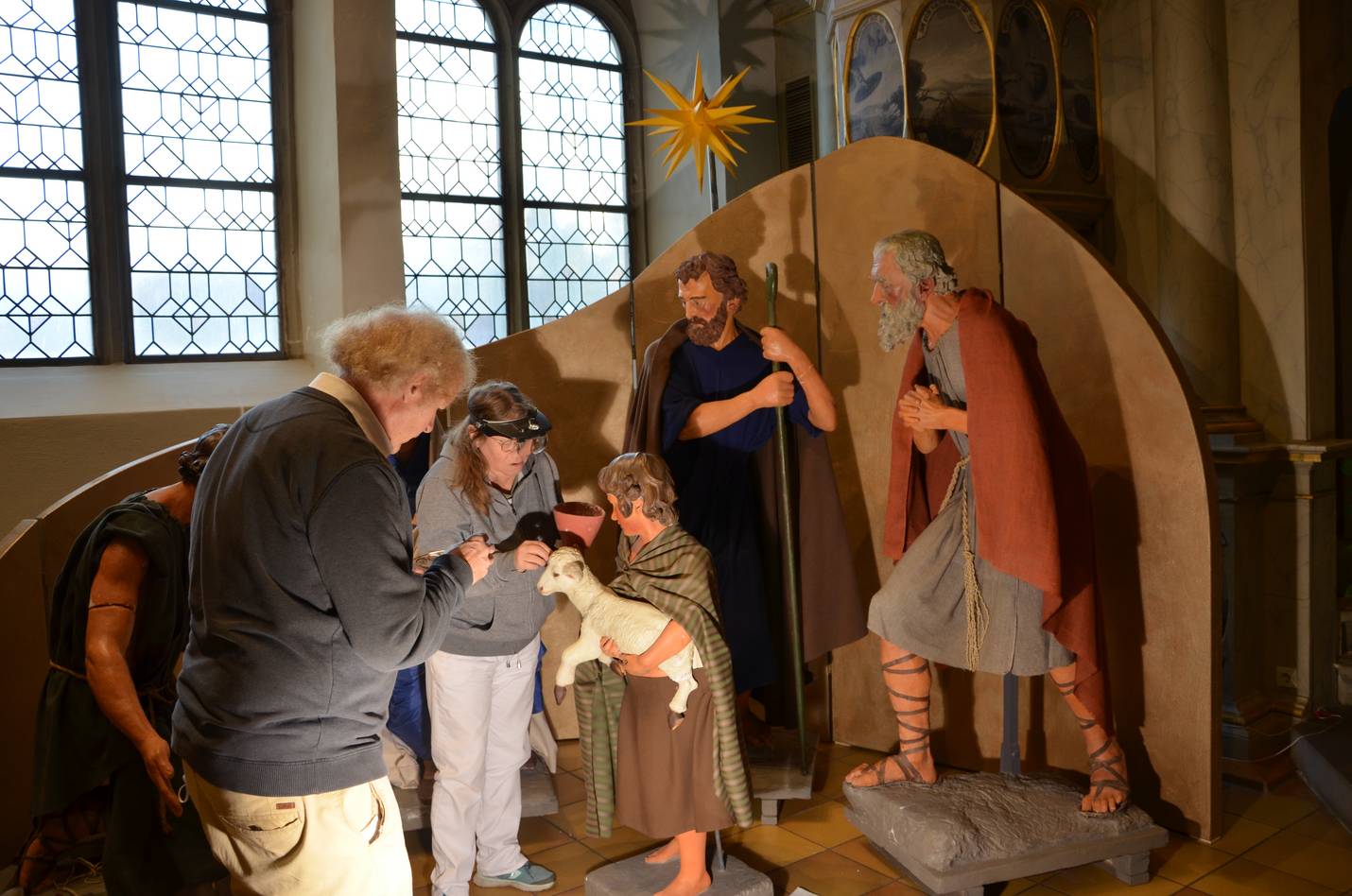 Das Restauratoren-Ehepaar Annette und Hans Cabanis führt seit rund 35 regelmäßig Restaurationsarbeiten an den historischen Krippenfiguren in der Schlosskapelle der Diakonie Stetten aus. (Foto: Diakonie Stetten)