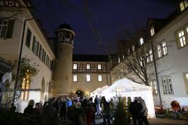 Adventsmarkt Diakonie Stetten 2025 – Schlosshof mit Ständen und Besucher*innen nach Einbruch der Dunkelheit Adventsmarkt Diakonie Stetten 2025 – Schlosshof mit Ständen und Besucher*innen nach Einbruch der Dunkelheit