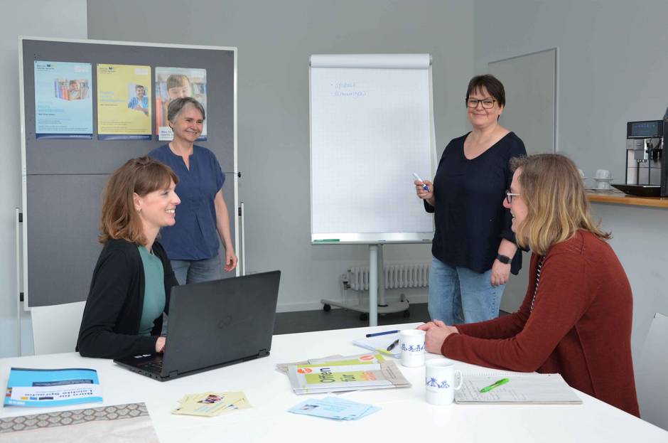 Auf dem Bild sind die Übersetzerinnen vom Büro für Leichte Sprache.  Von links: Cosima Röder, Beate Fischer, Frauke Jessen-Narr, Iris Langheinrich