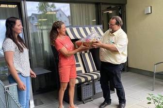 Heimleiter Alexander Decker-Weimer und Pflegedienstleiterin Tatjana Panina überreichten der Gewinnerin des Namenswettbewerbs Birgit Aichele-Varnholt einen Geschenkkorb mit regionalen Produkten. 