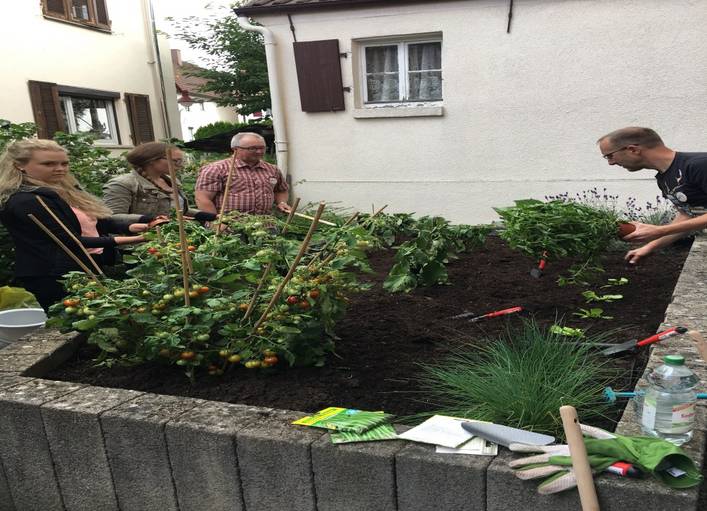 Mitarbeiter der IHK Stuttgart (Waiblingen) und dem Landratsamt Rems-Murr- Kreis (Waiblingen) beim Projekt „Hochbeete bepflanzen“ im Seniorenheim Urbach