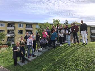 Rund 20 Azubis stehen auf einer Wiese