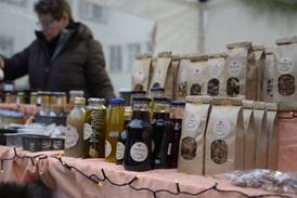 Adventsmarkt 2025 – Verkaufsstand mit Leckereien in Flaschen und Tüten Adventsmarkt 2025 – Verkaufsstand mit Leckereien in Flaschen und Tüten