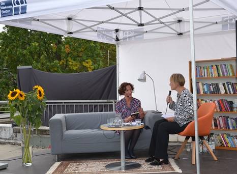 Sabine Aab, Schulleitung Realschule an der Torwiesenschule, liest aus "Krieg: Stell Dir vor, er wäre hier" von Janne Teller