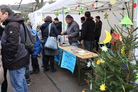 Adventsmarkt 2025 – Verkaufsstand bunt geschmückt Adventsmarkt 2025 – Verkaufsstand bunt geschmückt