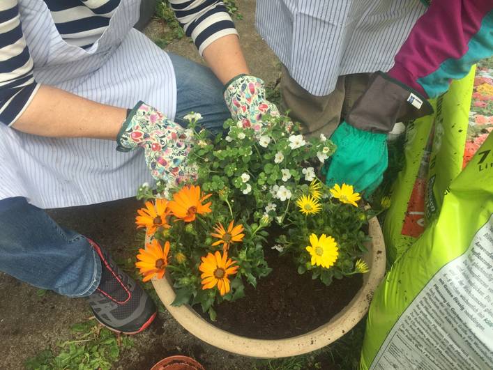 Mitarbeiterinnen vom Landratsamt Rems-Murr-Kreis beim Projekt "Blumenkästen bepflanzen" in der Devizesstraße in Waiblingen