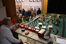 Adventsmarkt 2025 – Modelleisenbahn und interessierte Zuschauer Adventsmarkt 2025 – Modelleisenbahn und interessierte Zuschauer