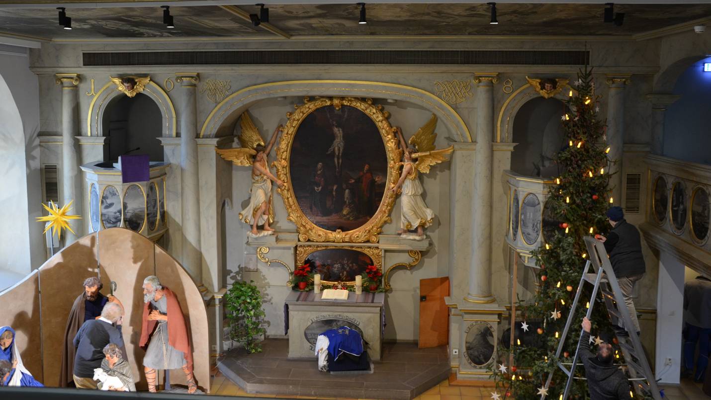 Einen Tag lang wurden die Figuren der historischen Krippe in der Schlosskapelle aufgebaut und restauriert und der Weihnachtsbaum geschmückt, nun erstrahlt die Schlosskapelle wieder in weihnachtlichem Glanz. (Foto: Diakonie Stetten)