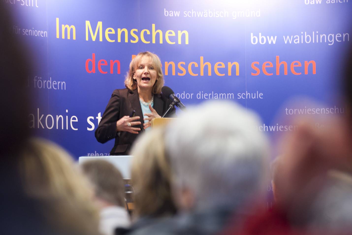 Dr. Ruth Baumann-Hölzle bei ihrem Vortrag Dr. Ruth Baumann-Hölzle bei ihrem Vortrag