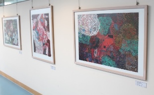 Kunstpfad - Bilder-Ausstellung im Untergeschoss des Gesundheitszentrums