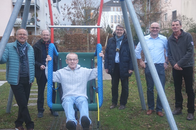 Bühler-Stiftung Schorndorf spendet 8000 Euro - Neue Schaukel und neuer Sandkasten für Menschen mit Behinderung