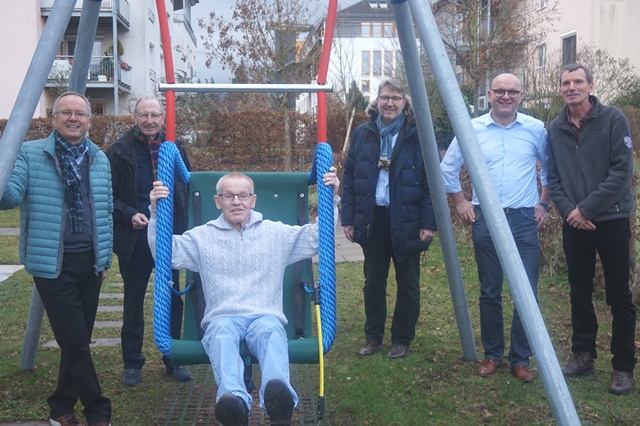 Bühler-Stiftung Schorndorf spendet 8000 Euro - Neue Schaukel und neuer Sandkasten für Menschen mit Behinderung Bühler-Stiftung Schorndorf spendet 8000 Euro - Neue Schaukel und neuer Sandkasten für Menschen mit Behinderung