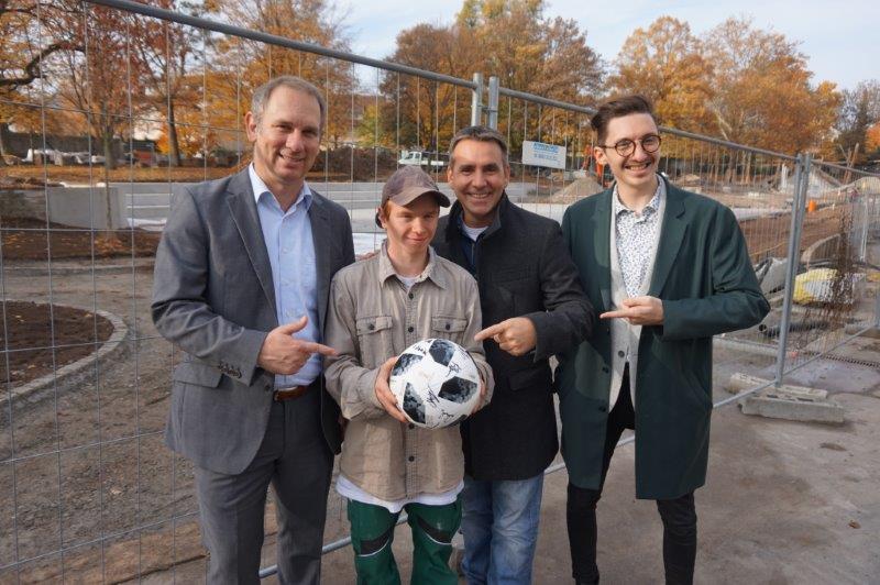 Symbolische Spendenübergabe auf der Baustelle des Sportplatzes im Schlosspark.