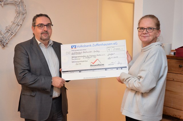 Heike Gennat, Leiterin des Geschäftsbereichs Leben Wohnen Regional nimmt stellvertretend den Spendenscheck über 2.550 Euro von Gisbert Renz entgegen.