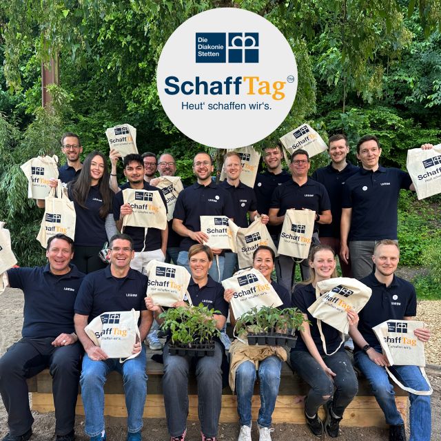 Eine Gruppe von Personen, die am SchaffTag der Diakonie Stetten teilgenommen hat, schaut lachend Richtung Kamera.