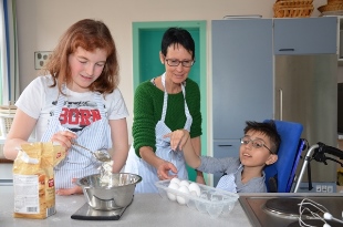 Backunterricht in der Küche der Theodor-Dierlamm-Schule Backunterricht in der Küche der Theodor-Dierlamm-Schule