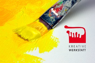 Ein Pinsel mit gelber Farbe und daneben das Logo der Kreativen Werkstatt 