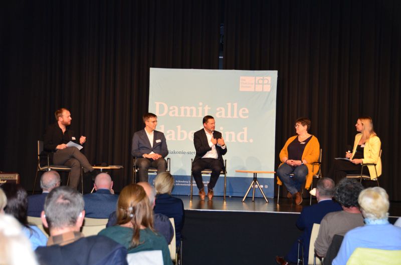 Fünf Personen sitzen auf dem Podium beim elften Ethikforum der Diakonie Stetten, davor sitzen zahlreiche Personen, die der Einladung zum Ethikforum am 04. November 2025 gefolgt sind.