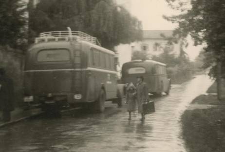 Graue Busse und Personen