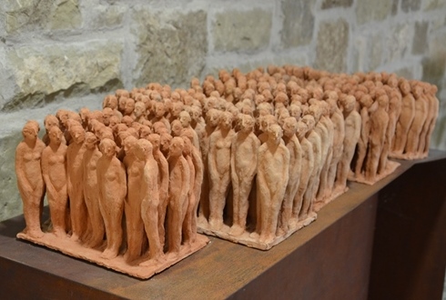 Jochen Meyder will mit seinen Ton·figuren an jedes Opfer erinnern.