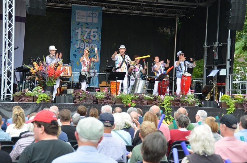 Die Trommelgruppe „Taktlos“ sorgte bei der Festfeier für gute Stimmung und bezog das Publikum aktiv mit ein.