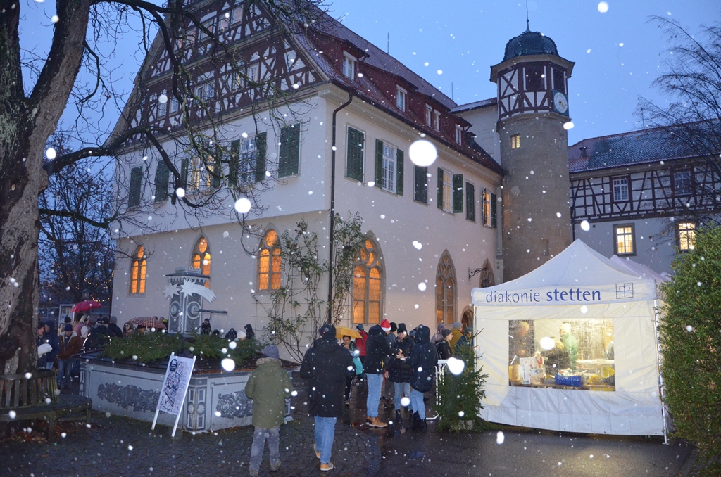 Der Schlosshof und das historische Schlossgebäude werden beim diesjährigen Adventsmarkt mit leuchtenden Farben und Mustern angestrahlt. 