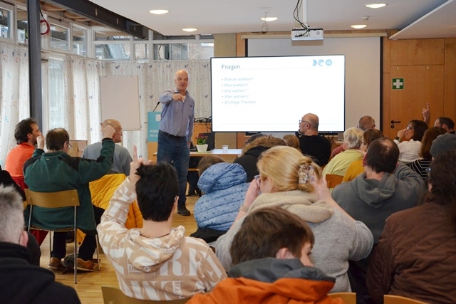 Foto von der Veranstaltung zur Wahl in Einfacher Sprache. Jürgen Lutz, Referent für politische Bildung, beantwortete Fragen und stellte die wichtigsten Kernaussagen der zentralen Parteien vor.
