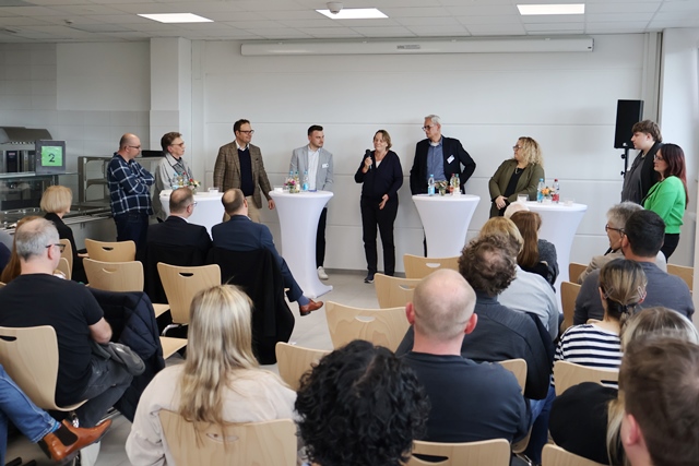 Mitarbeitende und Gäste beim Podiumsgespräch in der Mensa des neuen Werkstattstandorts der Remstal Werkstätten in Fellbach-Schmiden.