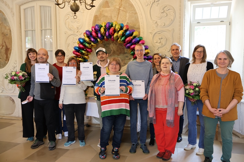 Gruppenfoto der Beteiligten des Büros für Leichte Sprache beim Projektabschluss.