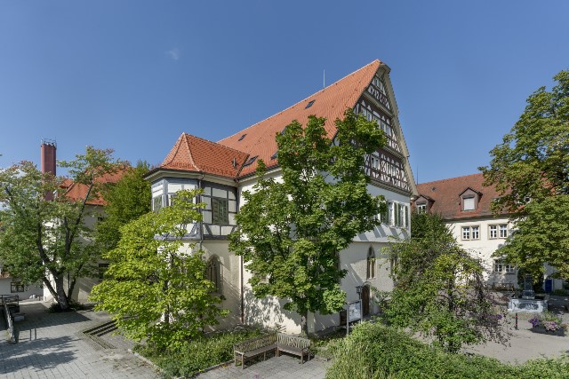 Schlosskapelle und Teil-Ansicht des Schlosses Schlosskapelle und Teil-Ansicht des Schlosses