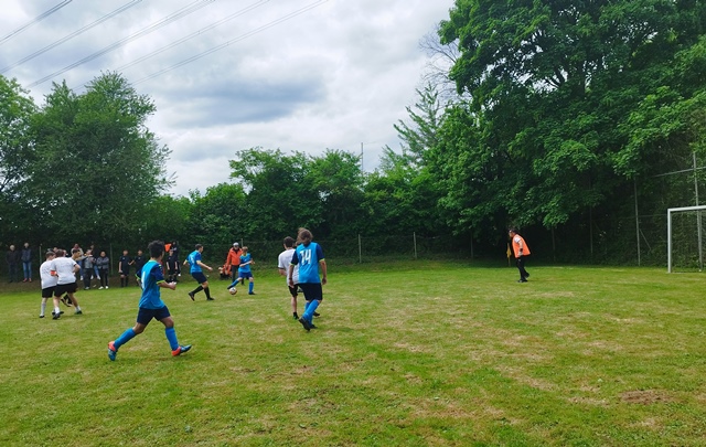 Sportlerinnen und Sportler spielen Fußball. Sportlerinnen und Sportler spielen Fußball.