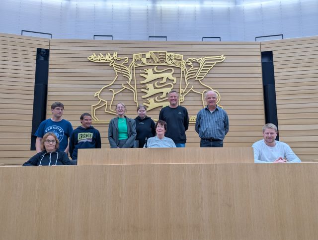 Die Teilnehmenden des Angebots im Landtag, der Referent für politische Bildung und ein Mitarbeiter der Diakonie Stetten. Die Teilnehmenden des Angebots im Landtag, der Referent für politische Bildung und ein Mitarbeiter der Diakonie Stetten.