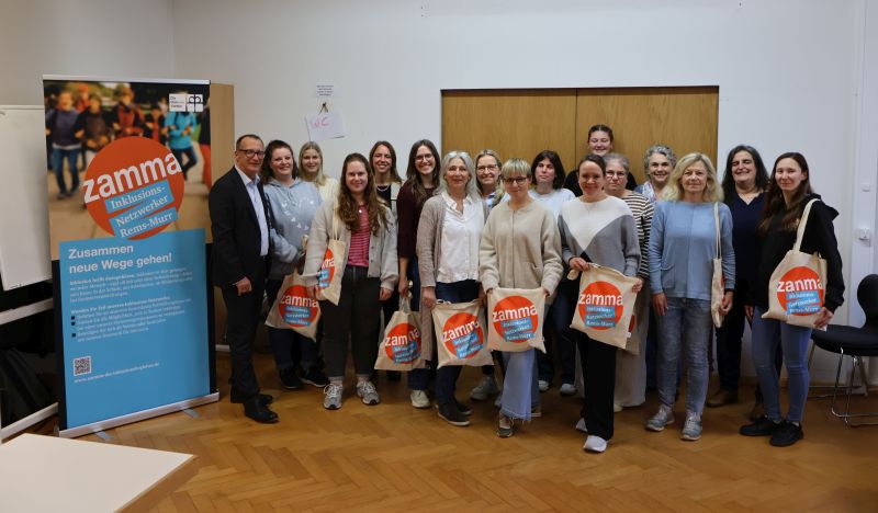 Die Teilnehmerinnen des Zamma-Kurses zusammen mit der Kursleiterin und dem Vorstandsvorsitzenden der Diakonie Stetten. Die Teilnehmerinnen des Zamma-Kurses zusammen mit der Kursleiterin und dem Vorstandsvorsitzenden der Diakonie Stetten.