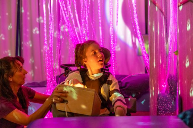 Ein Kind genießt das Licht und die Musik mit einer Sonderpädagogin im Snoezelenraum der Schule. Ein Kind genießt das Licht und die Musik mit einer Sonderpädagogin im Snoezelenraum der Schule.