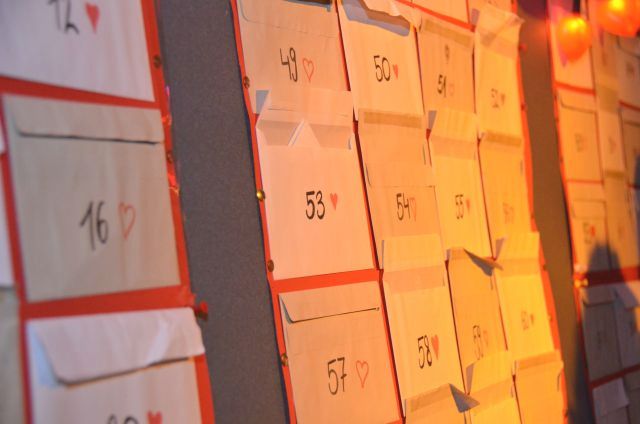 An einer Wand sind Briefumschläge mit Nummern angebracht. Unter anderem dort können Erst-Kontakte während der Kennenlernparty geknüpft werden.