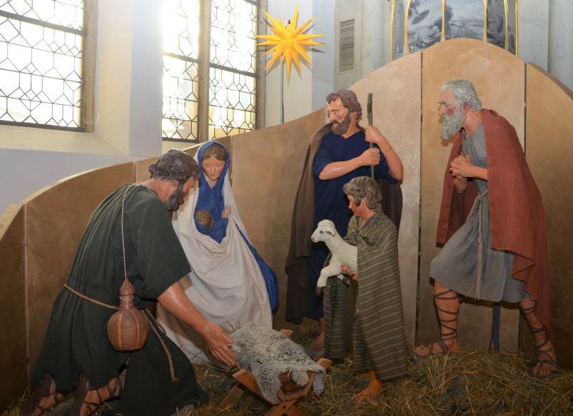 Die lebensgroßen historischen Krippenfiguren in der Schlosskapelle.