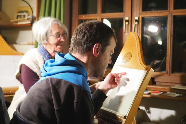 Zwei Personen sitzen vor einem Instrument. (Foto: Gerhard Reider)