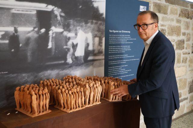 Der Vorstandsvorsitzender der Diakonie Stetten mit den Tonfiguren für die Opfer des Nationalsozialismus am neuen Gedenkort im Wildermuthhaus. Der Vorstandsvorsitzender der Diakonie Stetten mit den Tonfiguren für die Opfer des Nationalsozialismus am neuen Gedenkort im Wildermuthhaus.