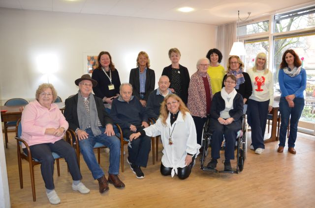Nebeneinander sitzen und stehen Bewohnerinnen und Bewohner des Alexander-Stifts, Mitglieder des Lions Clubs, eine Mitarbeiterin vom Betreuten Wohnen und die Lehrerinnen der Katharinenschule. Nebeneinander sitzen und stehen Bewohnerinnen und Bewohner des Alexander-Stifts, Mitglieder des Lions Clubs, eine Mitarbeiterin vom Betreuten Wohnen und die Lehrerinnen der Katharinenschule.